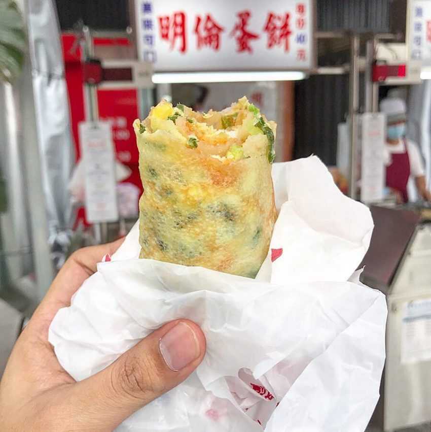 明倫蛋餅の完成品。黄金色の厚焼き卵クレープで、卵の香りが漂う