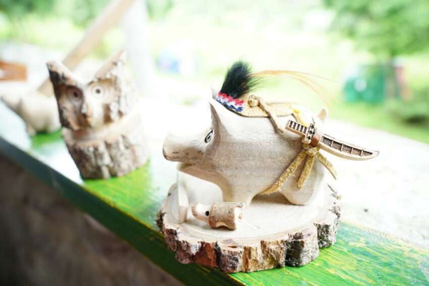 来吉部落の山猪木彫り工芸品の展示