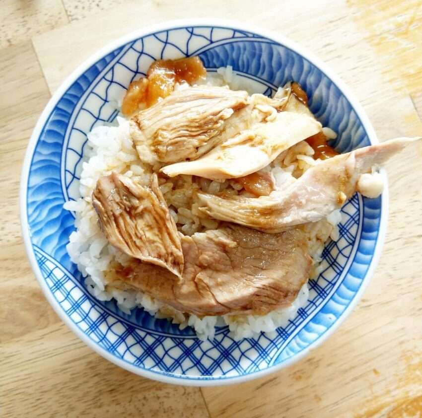 微笑火雞肉飯の七面鳥そぼろご飯。白米の上に細かくほぐした肉が乗っている