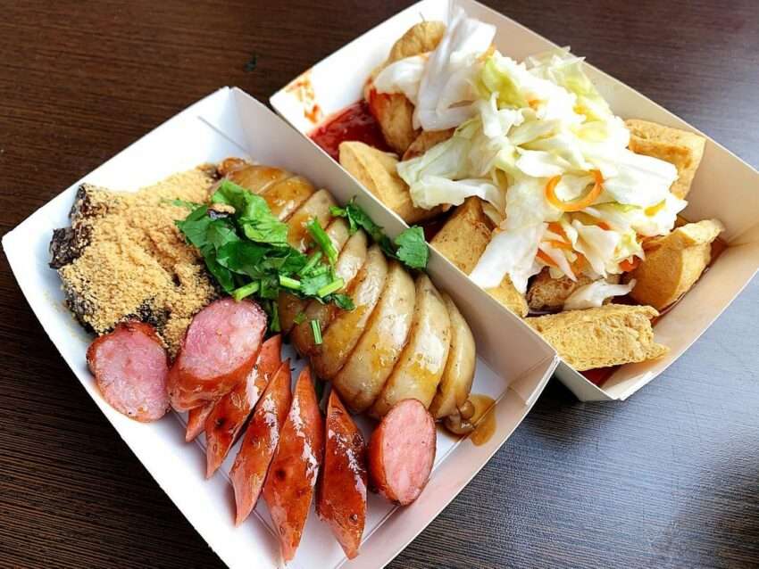 大渓老街のもち米腸屋台。できたての蒸し米腸から湯気が立ち上る