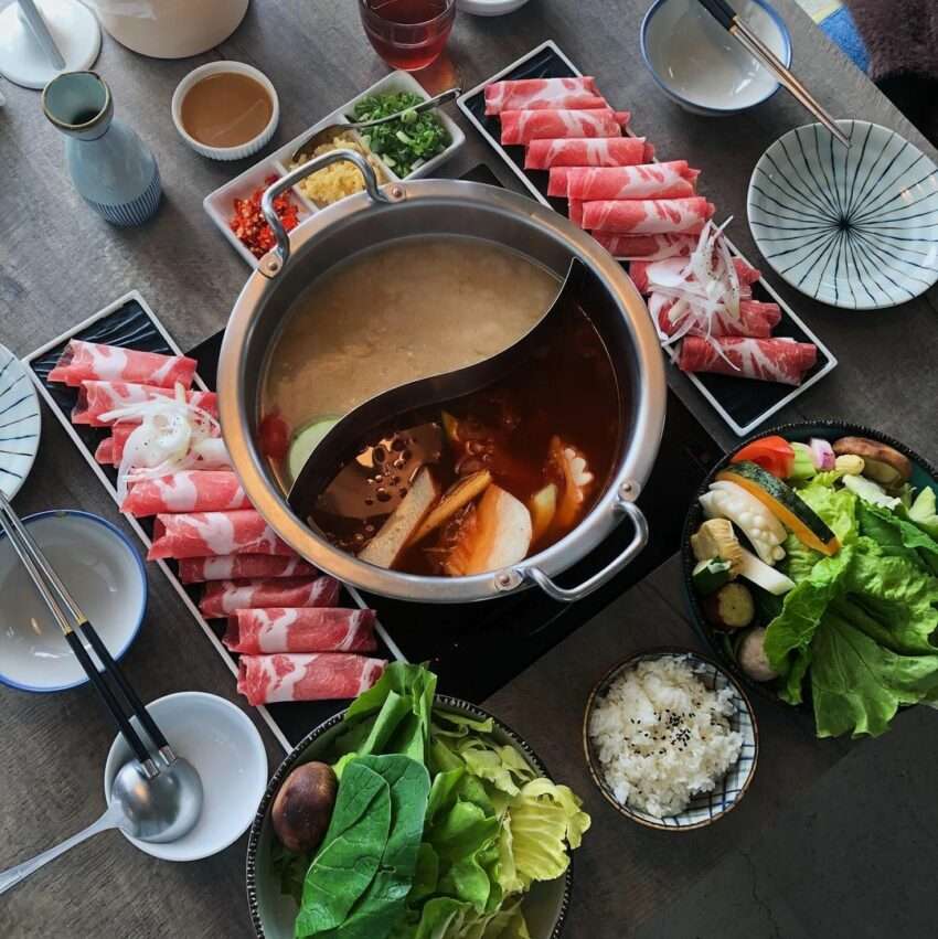老婆吃鍋:豊富な食材が並ぶ鍋料理の全景