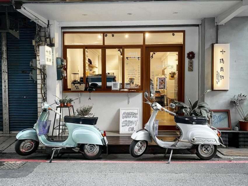 小揭商行の店内。日本風のシンプルな内装に木製の家具が配置されている