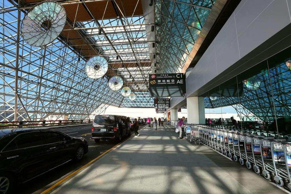 桃園機場MRT（エアポートMRT）の車内と路線案内。悠遊カードで乗車できる