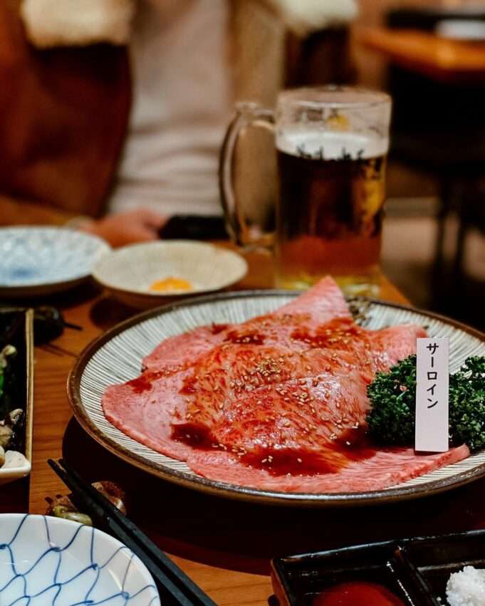 俺達の肉屋の洗練された焼肉プレート。厚切り和牛の盛り付けが印象的