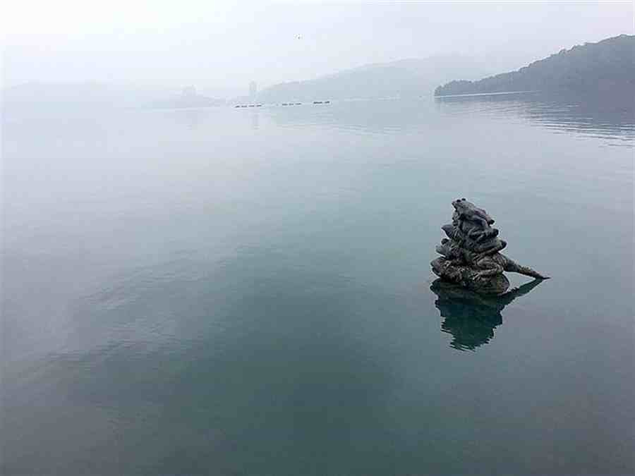 日月潭の九蛙疊像。大雨で水位が上がるとカエルの彫刻がすべて水中に沈む