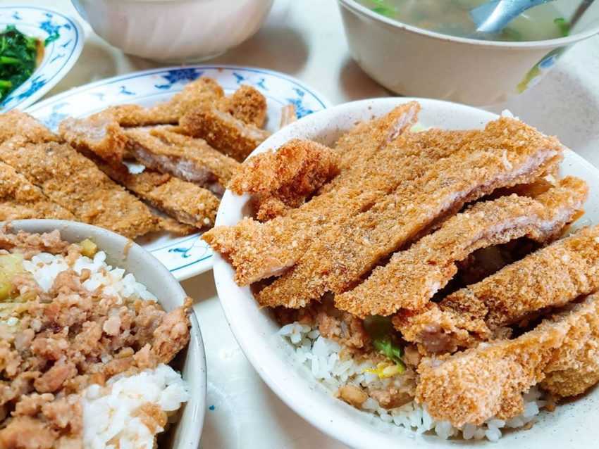 員林市の伝統的な小吃が並ぶ食堂の様子
