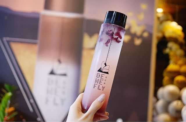 貝尼菲Beneflyのカラフルなドリンク。鮮やかな色合いが目を引く