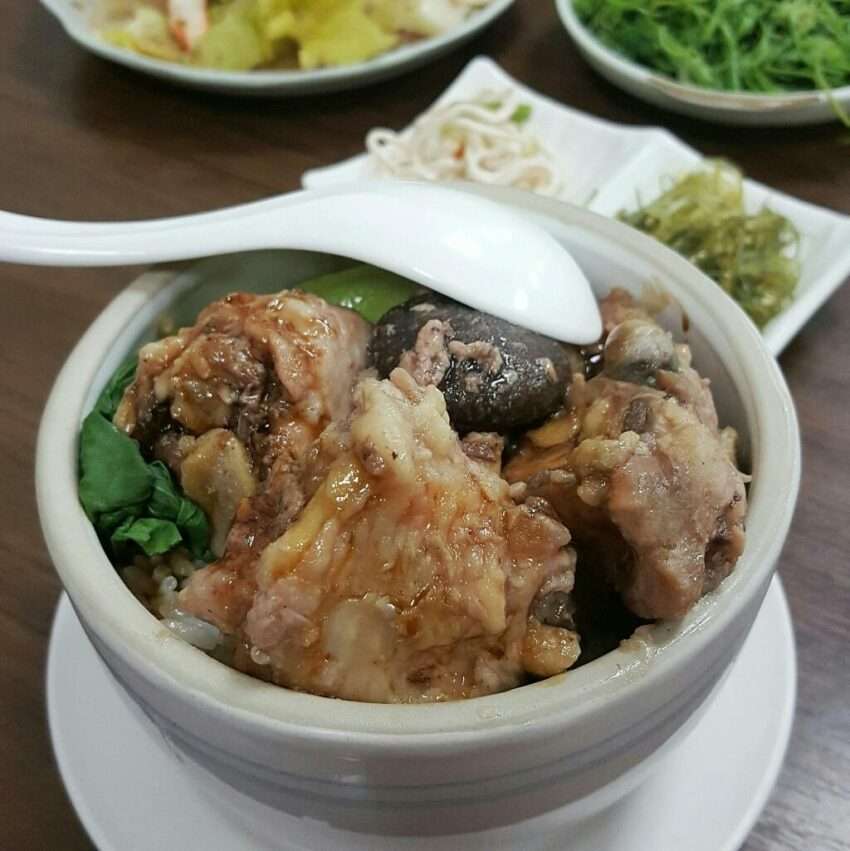 麥麵子小館の炒め料理。素朴な見た目ながら食材がしっかりと使われている