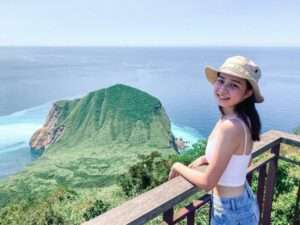 ホエールウォッチング船から望む亀山島(龜山島)。島の輪郭が海面に浮かび上がる