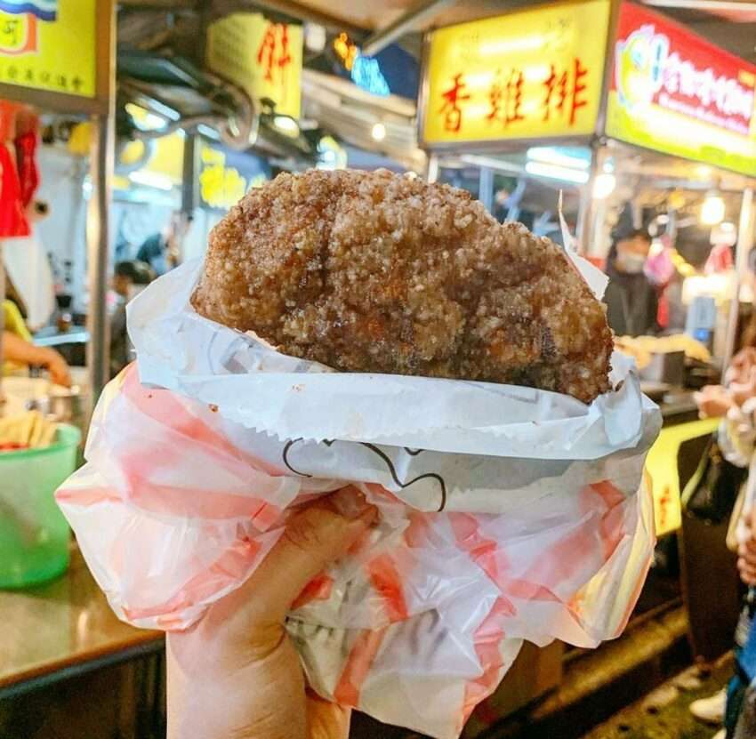 家鄉碳烤香雞排。大判のチキンカツが炭火で焼かれ、外皮がきつね色に仕上がっている