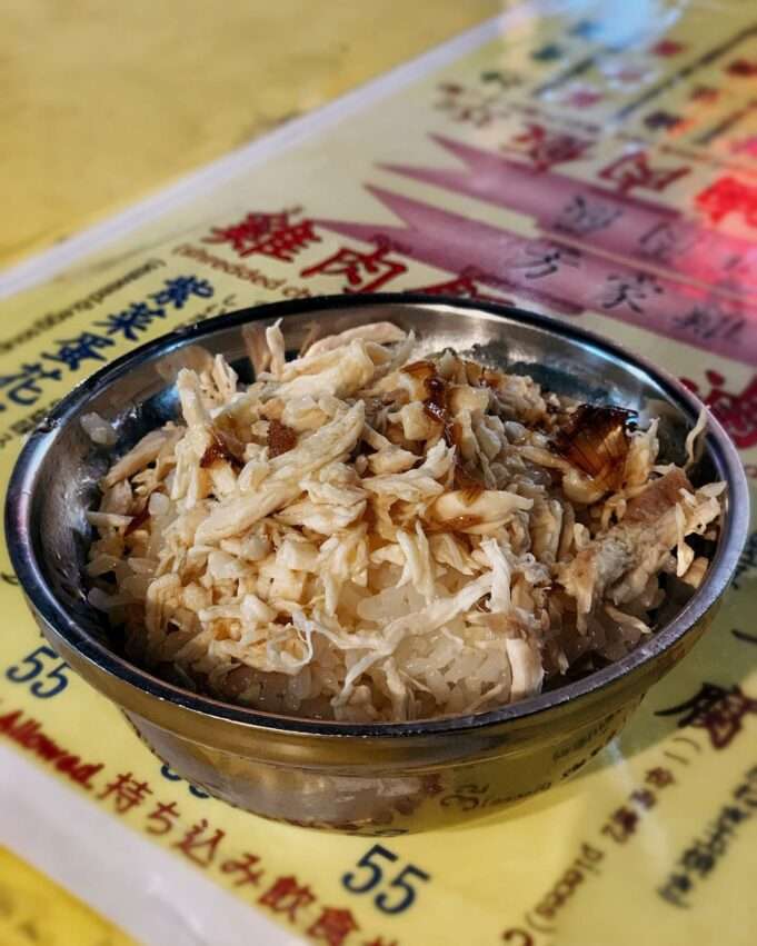 方家雞肉飯の盛り付け。手でほぐした鶏肉が白いご飯の上に乗っている