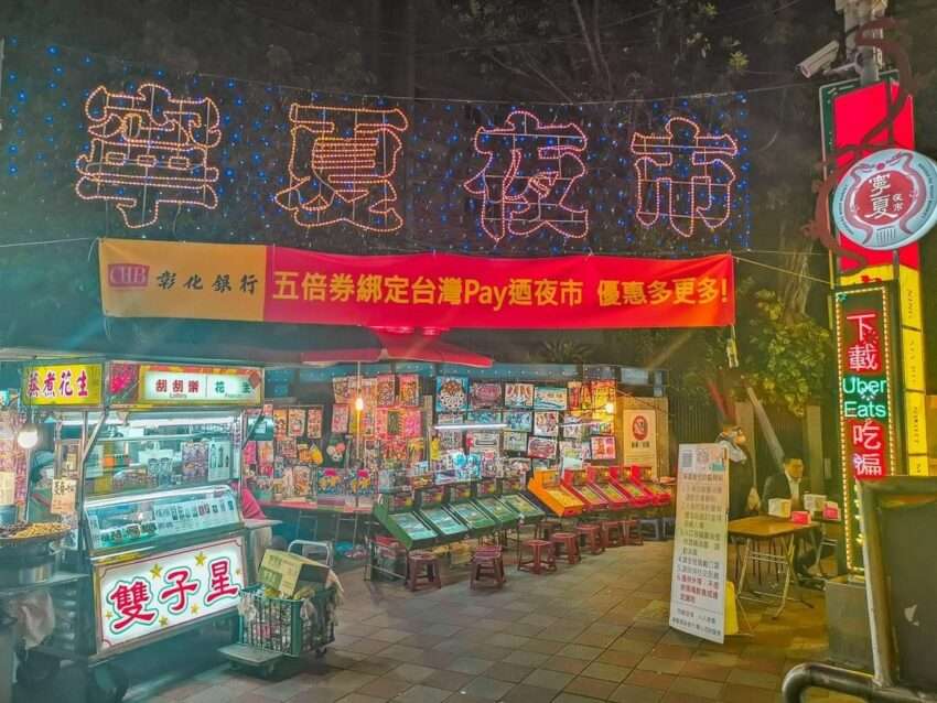 寧夏夜市の夜間全景。整然と並んだ屋台と通路の様子