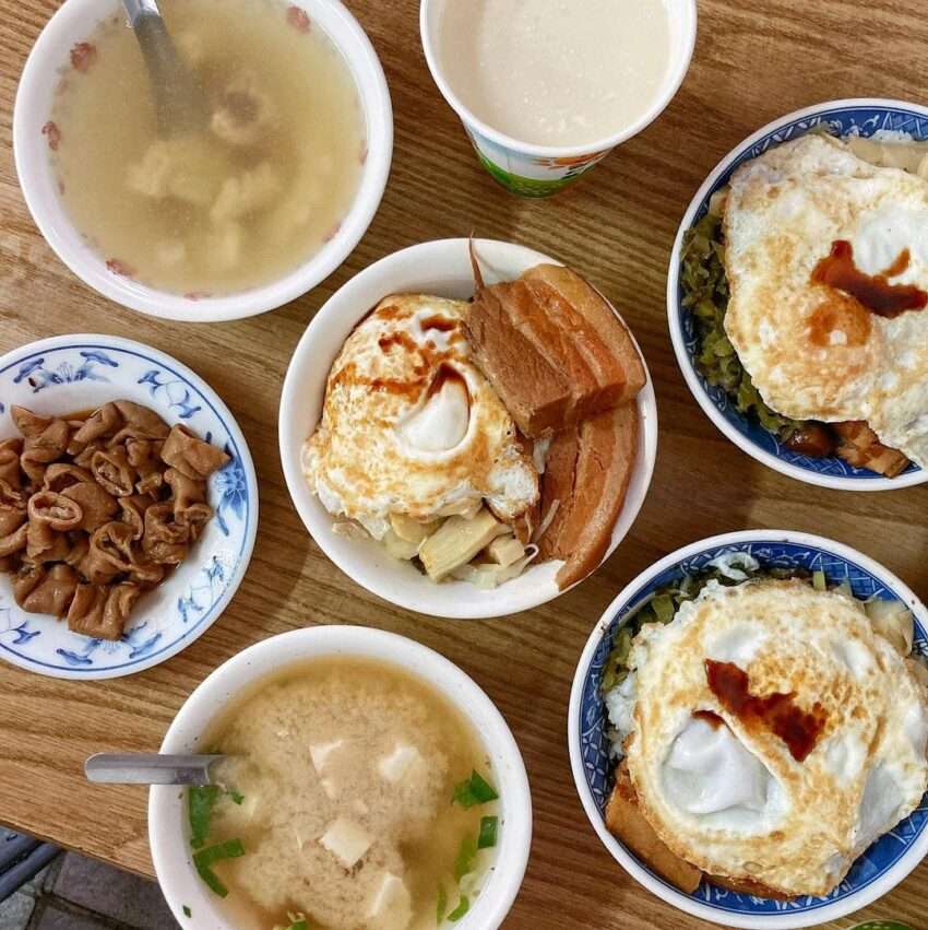 城隍早餐店:豊富な中式朝食メニューが並ぶ店内