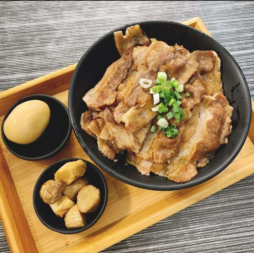 肉肉控丼飯東寧店の丼飯。たっぷりの肉が白ご飯の上に盛られている