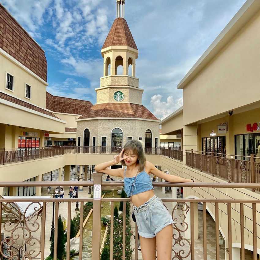 麗宝OUTLET MALLの広々とした室内ショッピングエリア。明るく開放的な空間にブランドショップが並ぶ