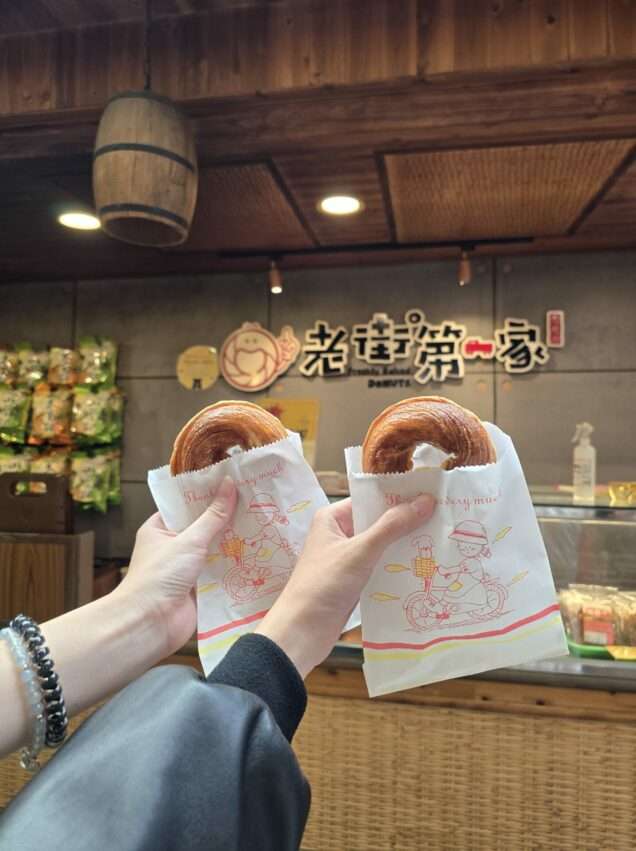 奮起湖老街の第一家甜甜圈（ドーナツ店）。外皮がきつね色でサクサクしている