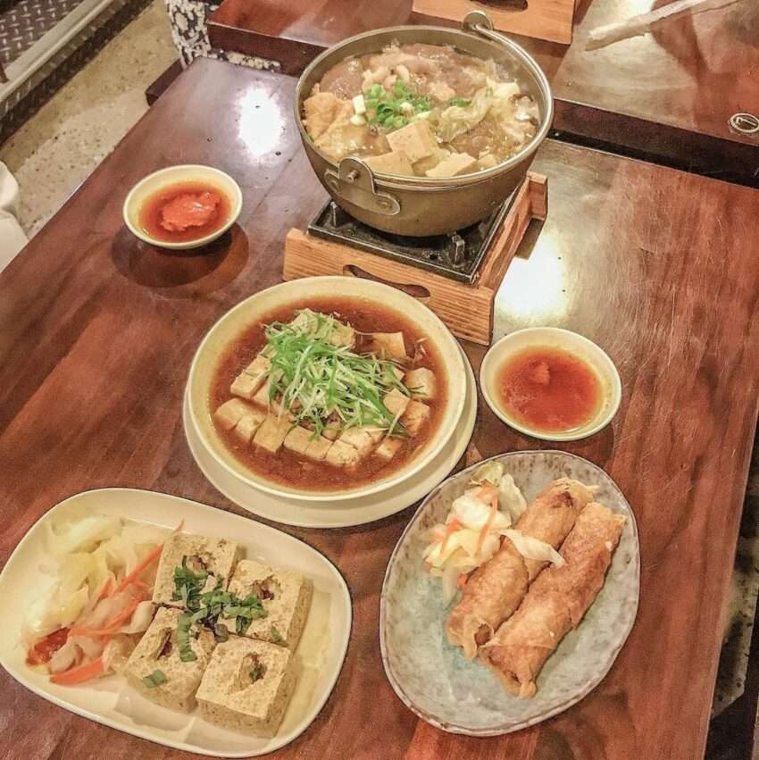 福記臭豆腐の揚げ臭豆腐。外皮がカリッとしている