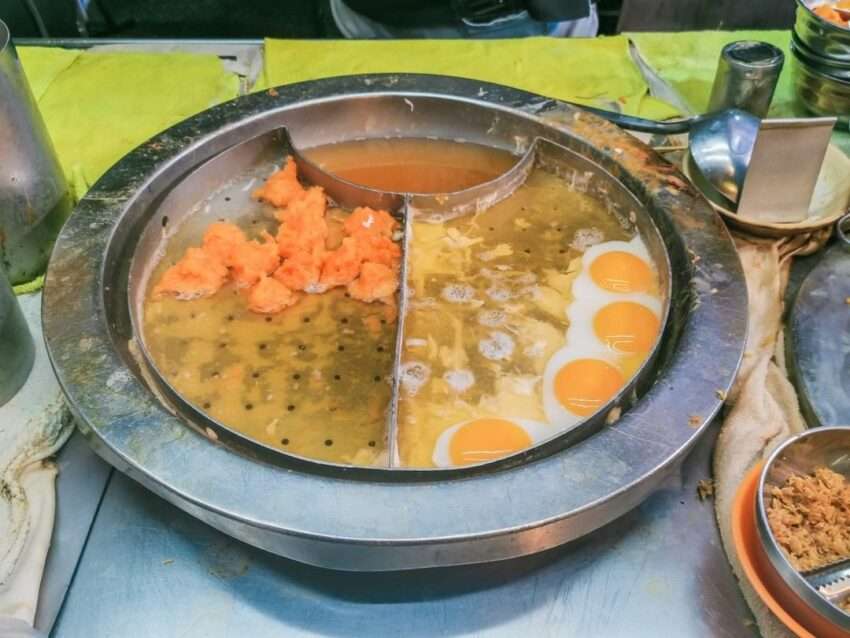 知高飯と蛋包蝦仁湯が並んだ様子。ご飯に煮込みダレがかかり、具材が盛り付けられている