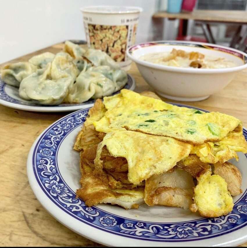 勝利早点の店内に並ぶ朝食メニュー。蛋餅と飲み物が写っている