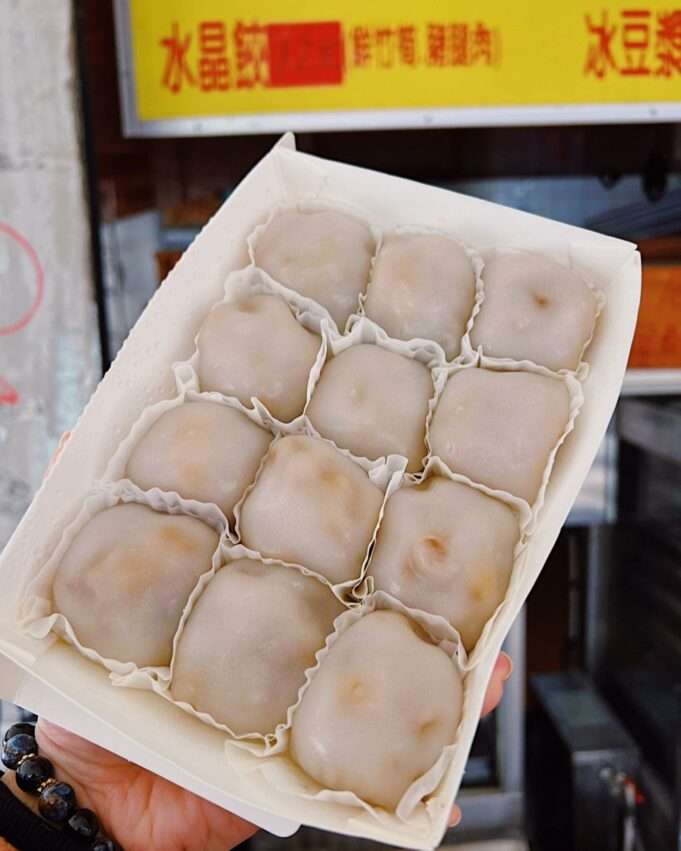 宏益水晶餃の半透明の餃子。皮越しに具が透けて見え、整然と並んでいる