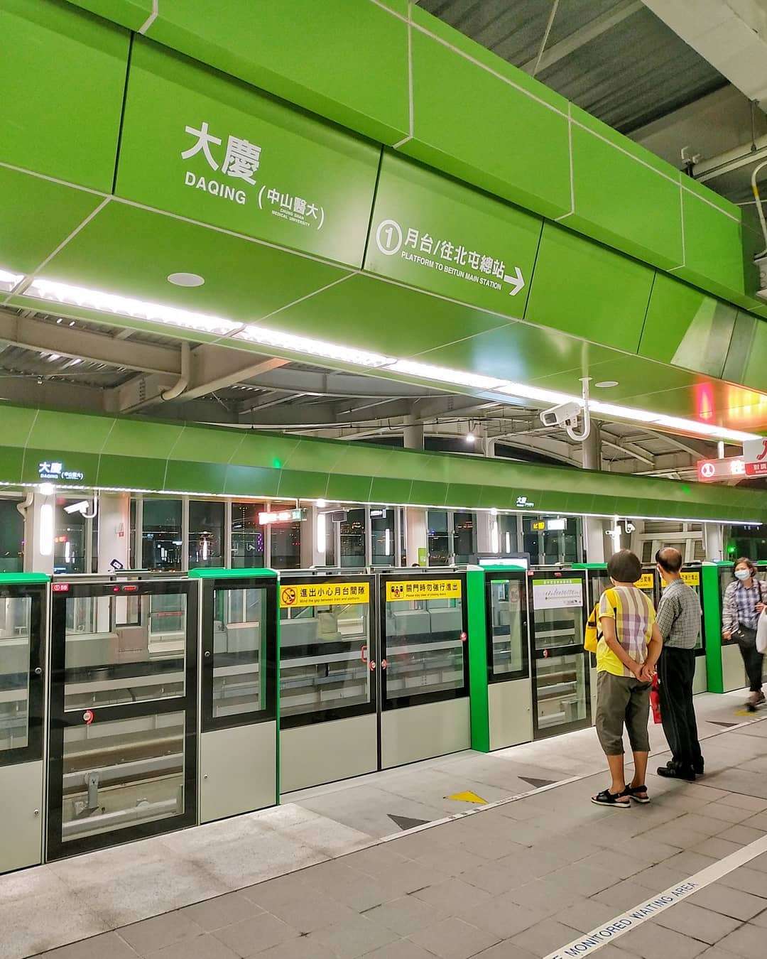 台中MRTグリーンライン駅構内の草緑色のデザイン
