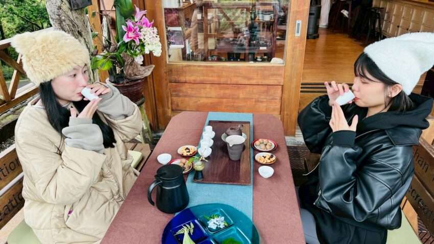 茶田35号小笠原二館の茶席体験。精緻な茶器が木製テーブルに並んでいる