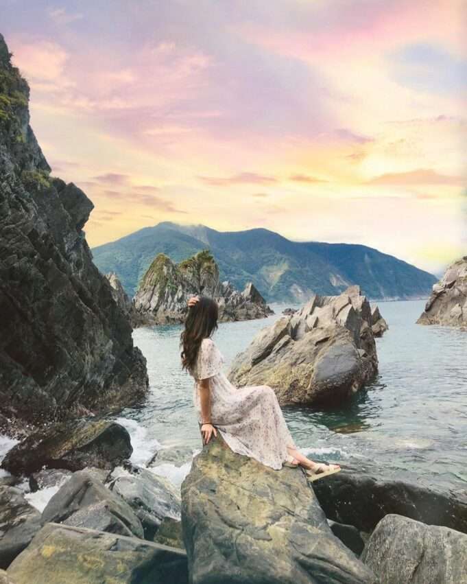 粉鳥林漁港に停泊する白い漁船群。透明度の高い海水と白い船体が清涼感のある景色をつくる