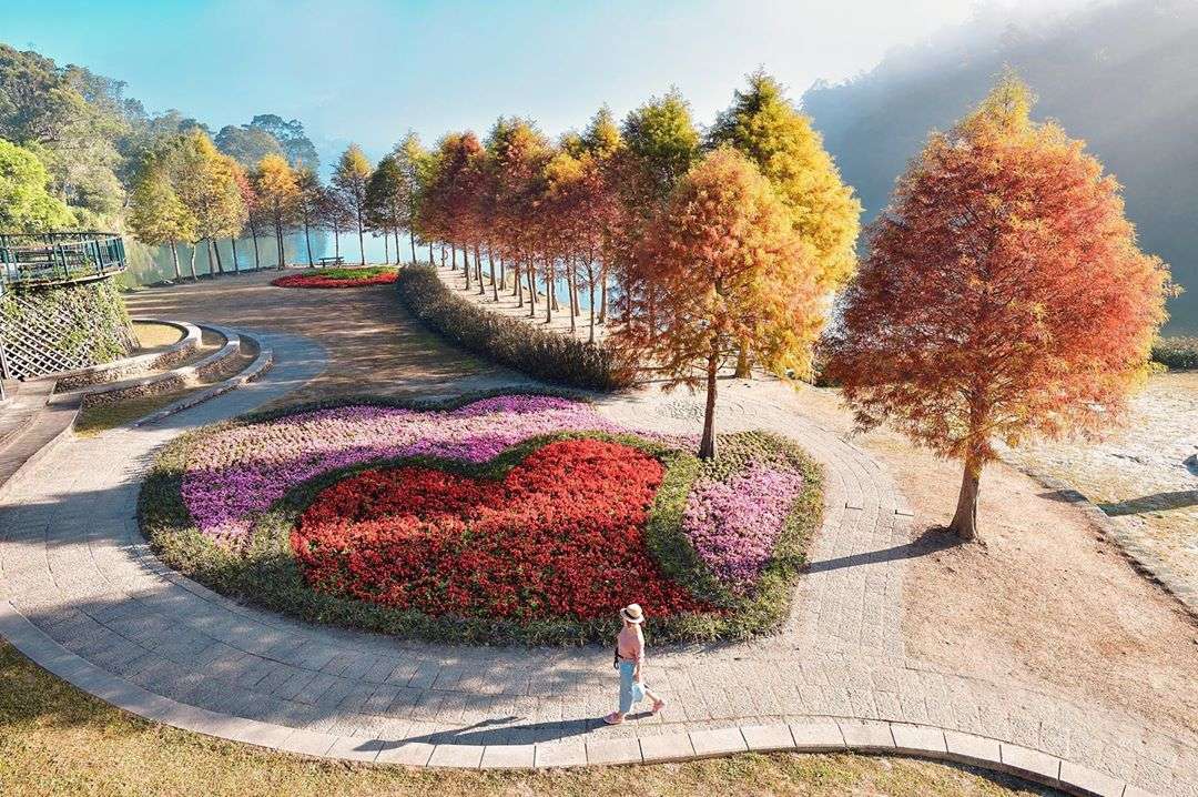 向山歩道の先端にある空中展望台が湖面に張り出している。旅行者が台の上で写真を撮っている