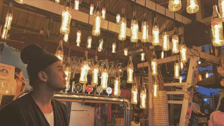 高大俠海鮮燒烤Barの海鮮食材の陳列と着席スペース