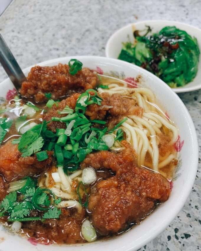 楊后庄排骨酥麵のスープ碗。揚げスペアリブが入り、澄んだ黄金色のスープが美しい