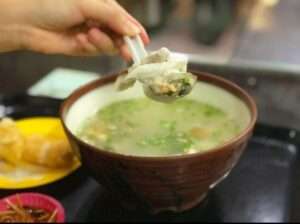 萬伯鹹粥の台湾式塩味粥。澄んだスープに具材が豊富に入っている