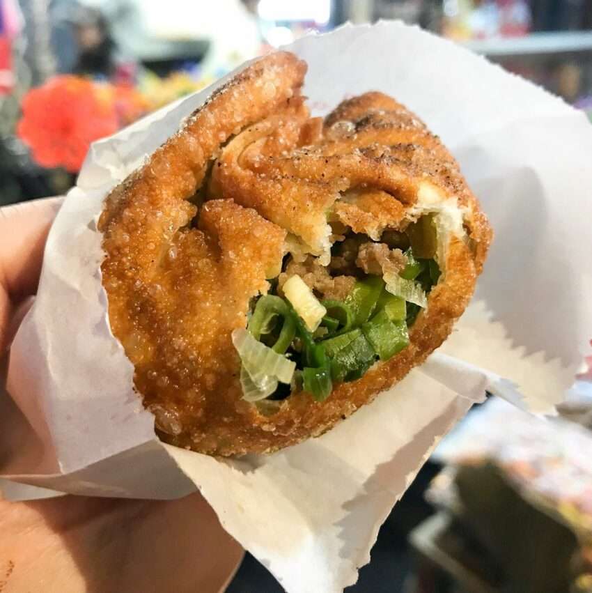 七巧味三星蔥多餅。きつね色に焼き上がった多層のネギ餅でネギが均一に広がっている