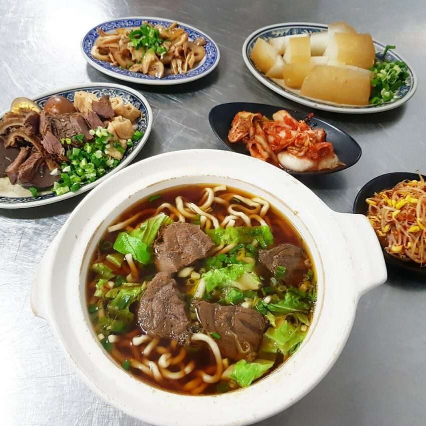 犇三牛牛肉麺の牛肉麺。牛肉が厚切りでボリューム満点