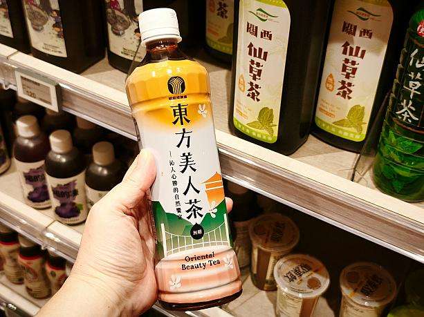 東方美人茶のペットボトルが冷蔵庫に並ぶ農会スーパーの飲料売り場