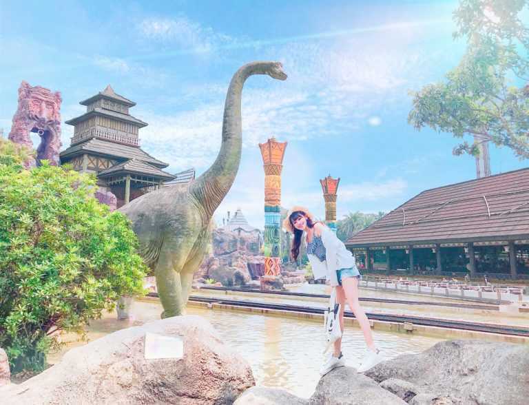 六福村主題遊樂園の大型アトラクションと園内の景観
