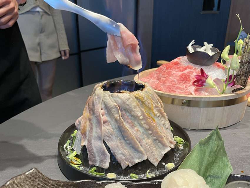 岩漿火鍋 台中公益店の食材盛り合わせ。鴨血・豆腐・肉スライスが並ぶ