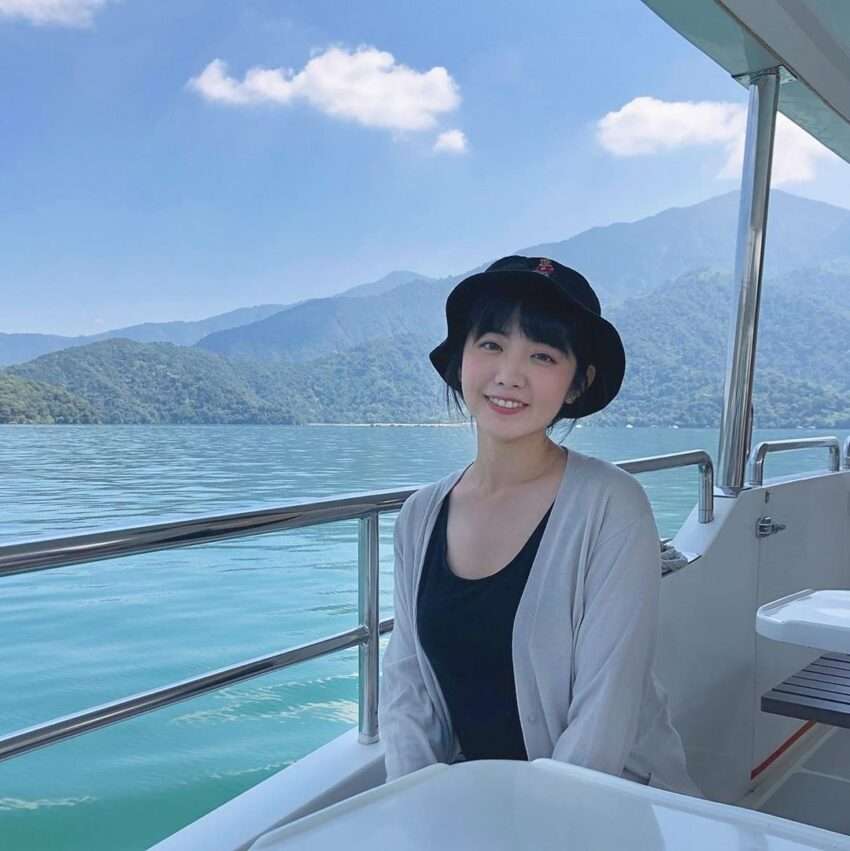日月潭の遊覧船。旅行者が船上から湖景を眺めている