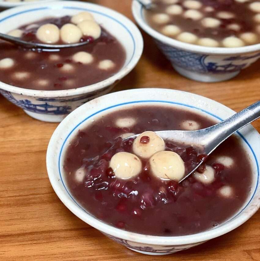 羅東紅豆湯圓冰の一杯。深い赤色のスープに白くてふっくらした湯圓が浮かんでいる