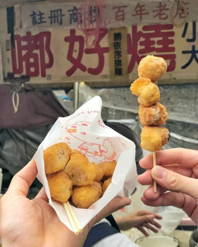 嘟好燒の小さな丸い揚げ菓子が皿に盛られ、外皮が黄金色でサクサクした見た目
