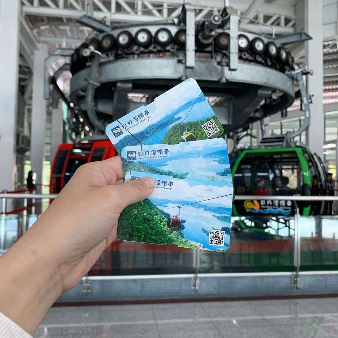 日月潭ロープウェイ乗り場で列を作る旅行者たち