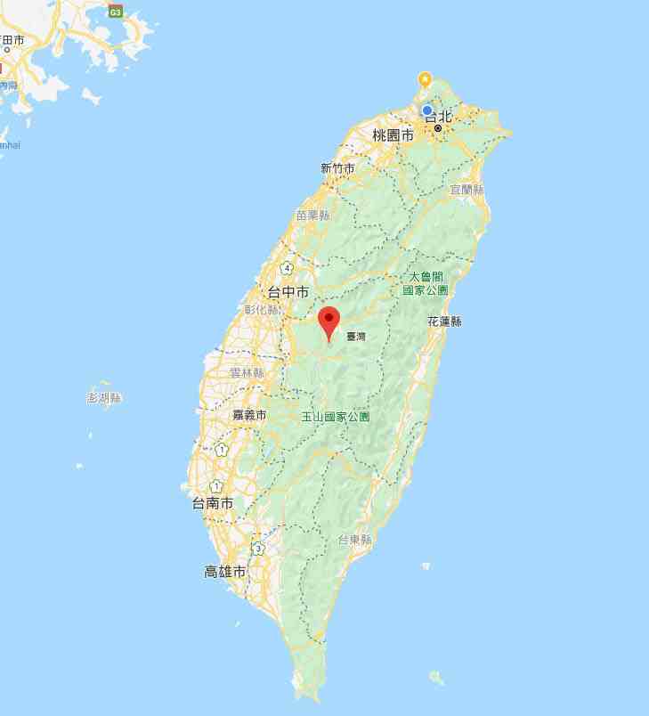 日月潭の俯瞰写真。広大な湖面と四方を囲む山々が広がり、台湾の地理的中心に位置する