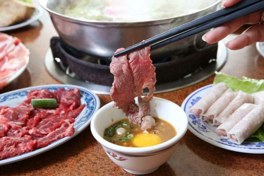 天天汕頭火鍋の清湯鍋底。食材が整然と並び、見た目もすっきりとした印象