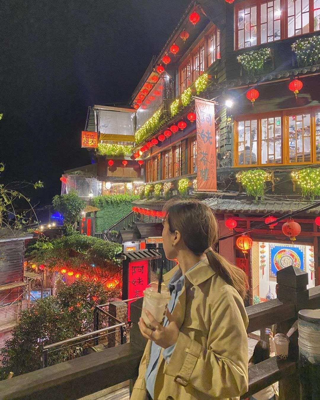 阿妹茶楼の外観。赤いランタンが幾重にも吊るされた多層建築が九份の山の街に佇んでいる