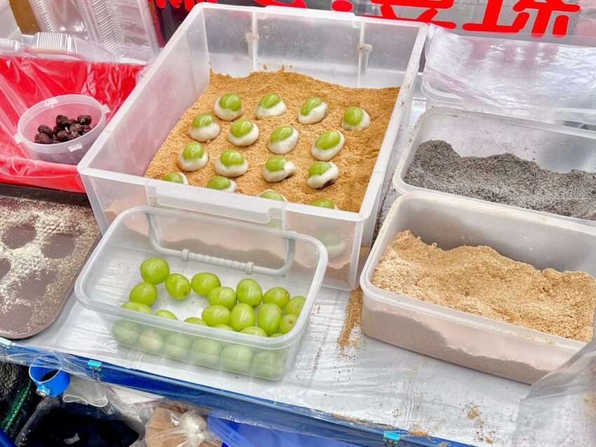 Q麻吉古早味麻糬の麻糬。ピーナッツ粉が均一にまぶされた伝統的な台湾スイーツ