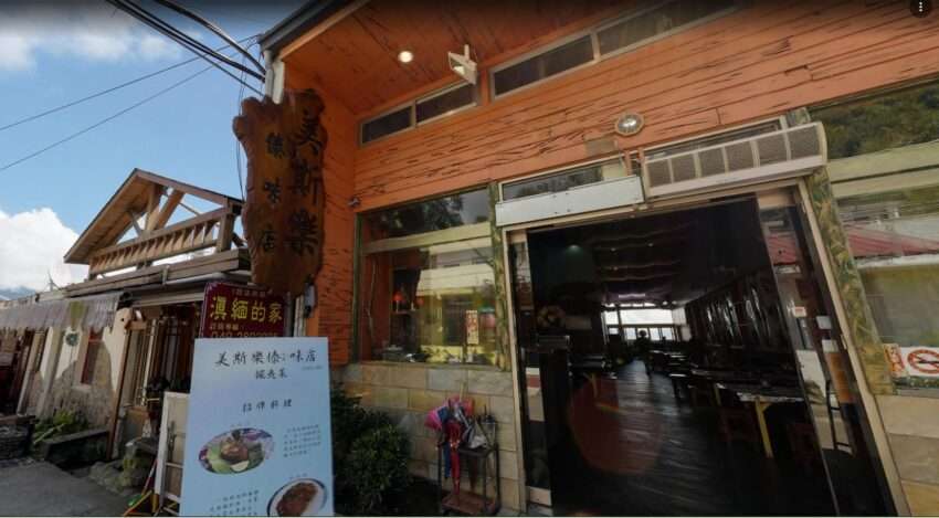 美斯樂擺夷料理傣味餐廳の盛り付け。タイ族の食文化を色濃く反映した料理が並びます