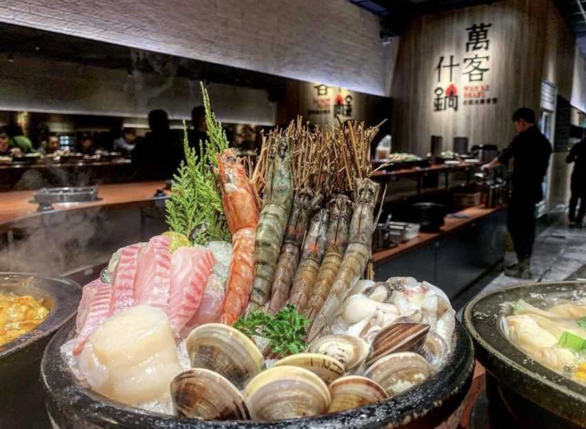 萬客什鍋の石鍋火鍋。透き通った鶏スープに豊富な具材が入っている