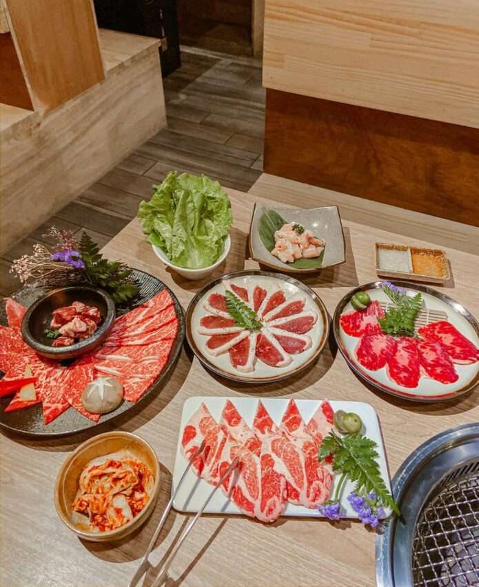 澄居烤物燒肉の冷蔵熟成和牛のアップ。丁寧な包丁さばきが際立つ厚切りステーキ