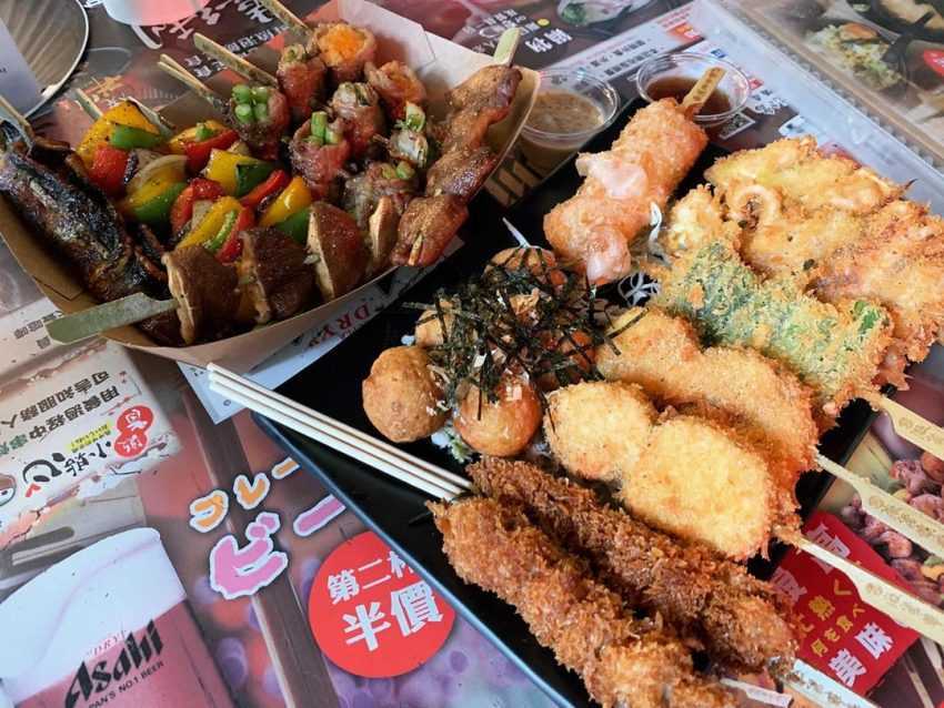 激旨燒鳥の日式串焼き。複数の串が並んで焼かれており、香ばしい焼き色がついている