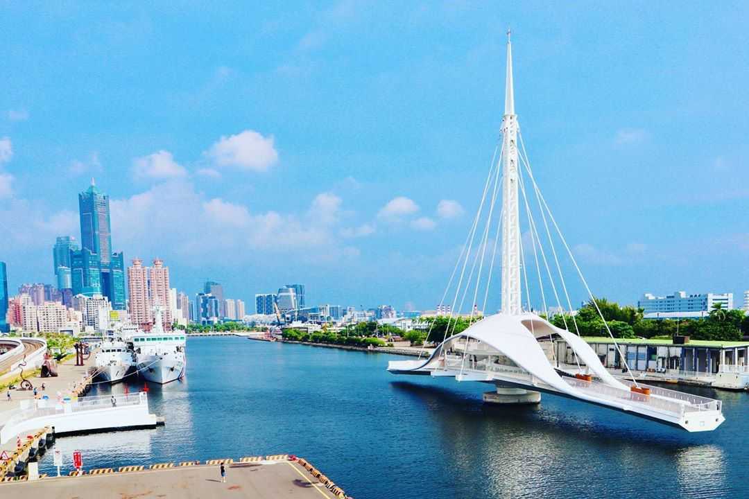 大港橋が水平回転する様子。夜間は橋の照明が港湾の水面に映り込む