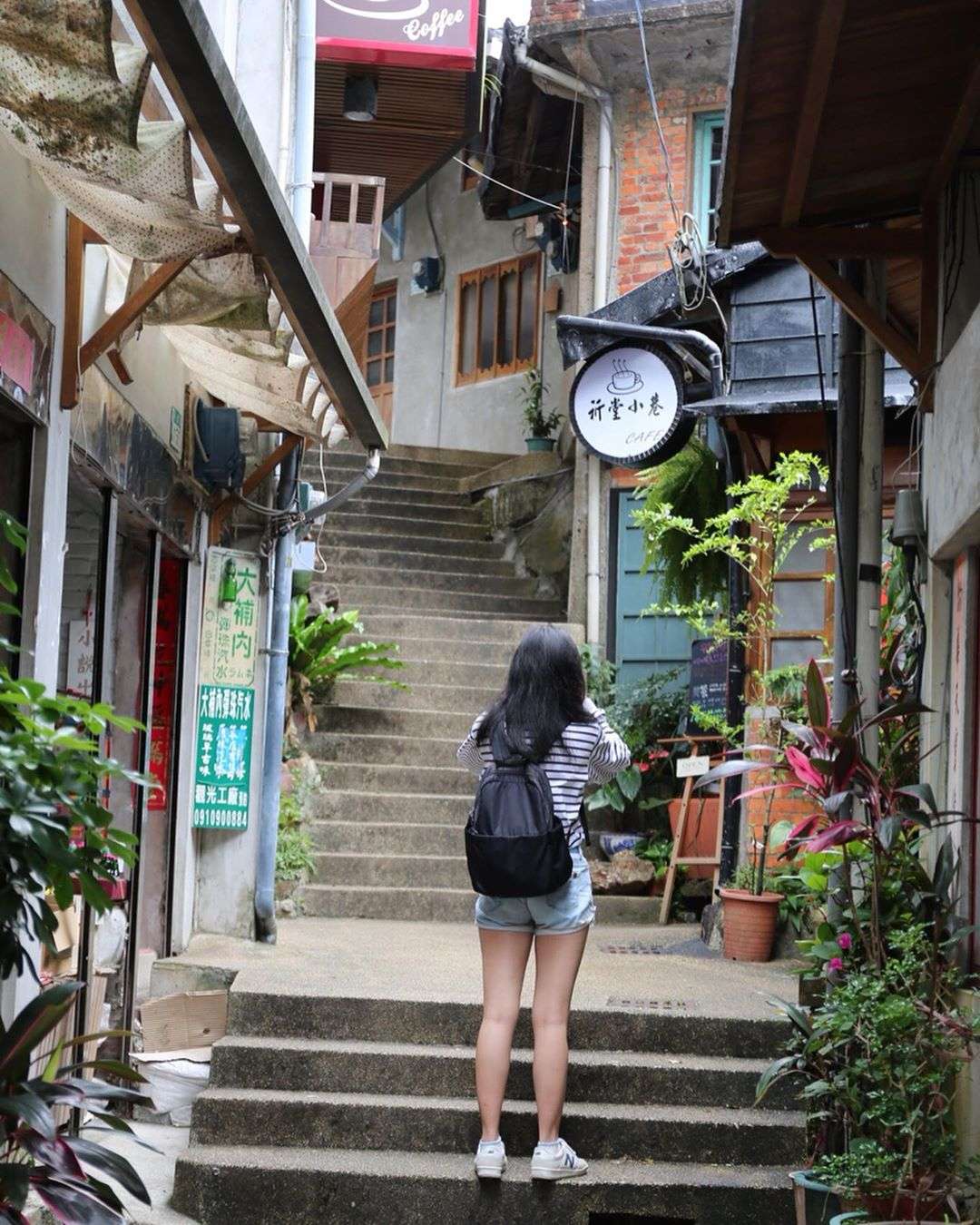 祈堂老街のレインボー階段。鮮やかな色の踏み段と古い石壁が対比をなしている